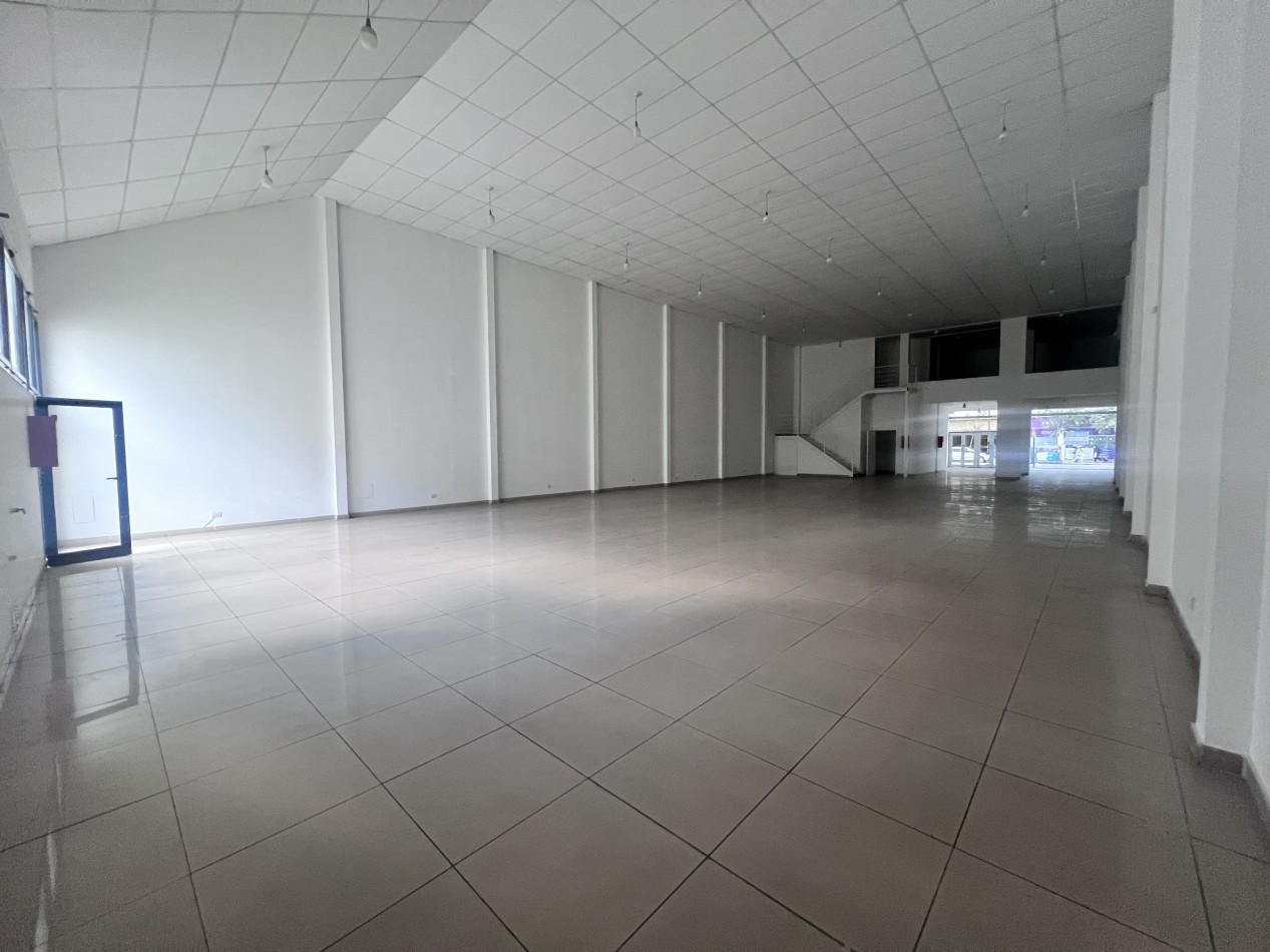 Alquilo local comercial en el centro!