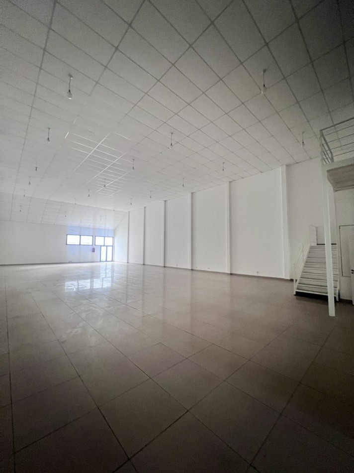 Alquilo local comercial en el centro!